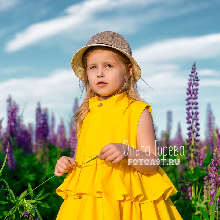 Детская фотосессия в люпинах в Кирове
