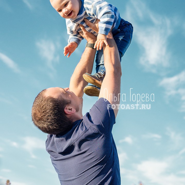 Семейная фотосессия в цветущих люпинах в Кирове