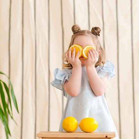 Весенняя детская фотосессия с лимонами и цветами в фотостудии