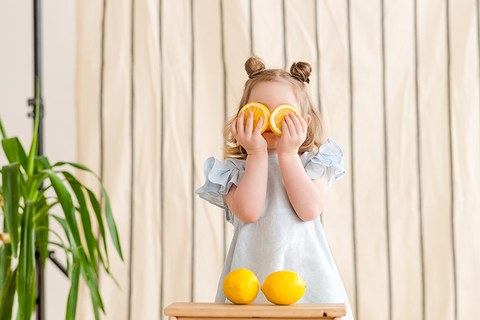 Весенняя детская фотосессия с лимонами и цветами в фотостудии