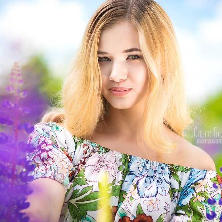 Фотосессия девушки летом в цветущих люпинах в Кирове