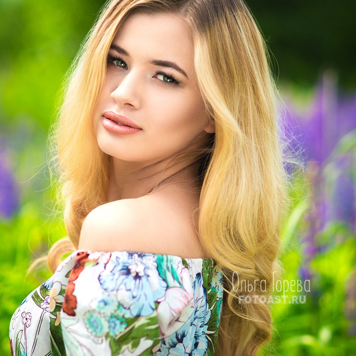 Фотосессия девушки летом в цветущих люпинах в Кирове