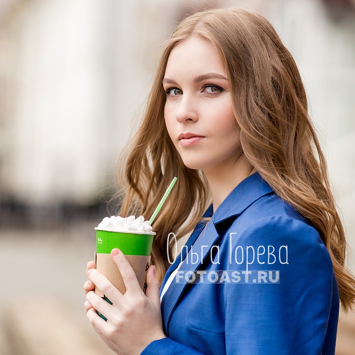 Уличная фотосессия девушки в городе Киров