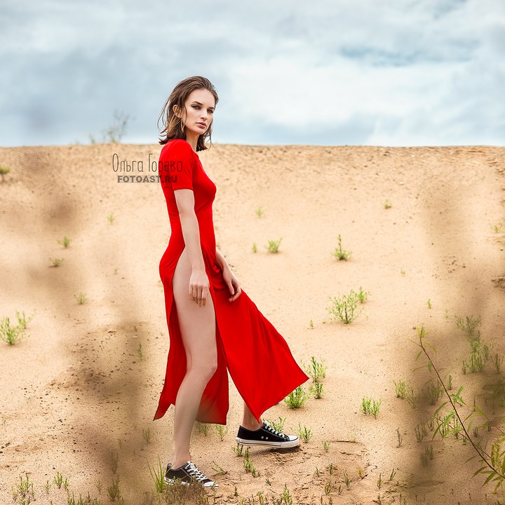 Фотосессия девушки в песках в Кирове