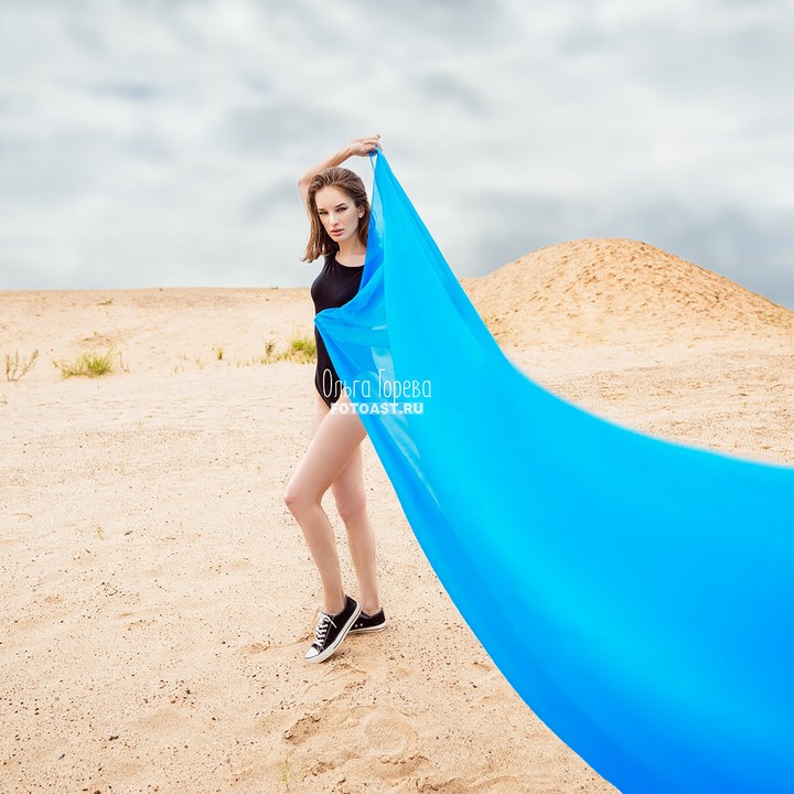 Фотосессия девушки в песках в Кирове