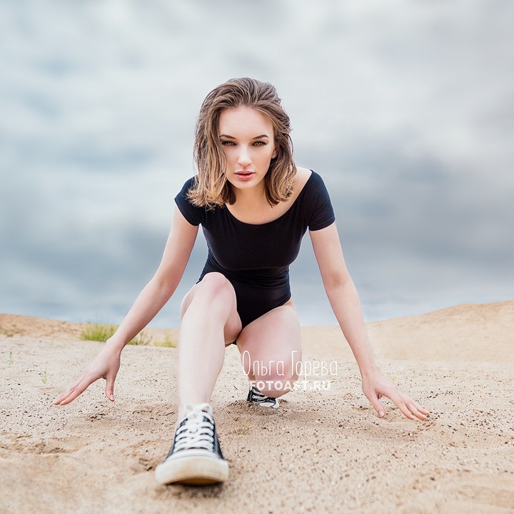 Фотосессия девушки в песках в Кирове