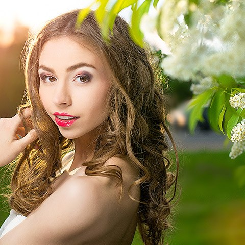 Фотосессия девушки в цветущей черемухе