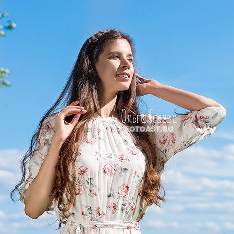 Фотосессия модели в цветущих яблонях в Кирове