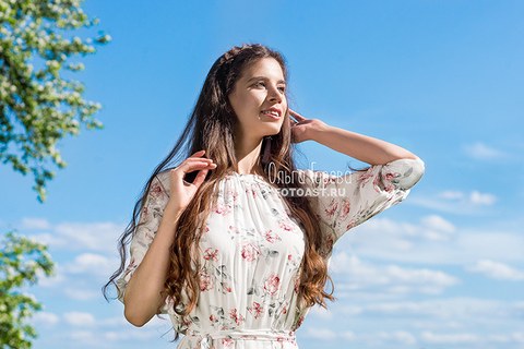 Фотосессия модели в цветущих яблонях в Кирове
