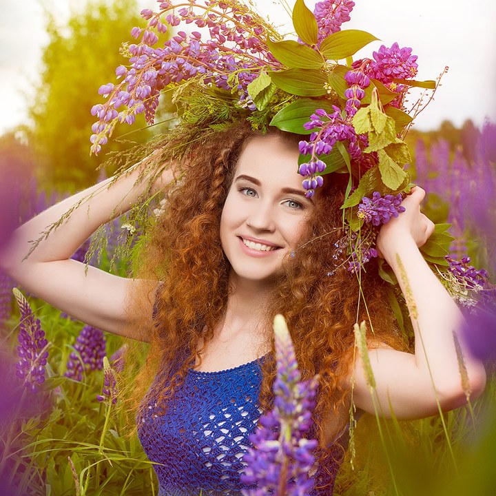 Фотосессия в поле люпинов с кроликом и девушкой