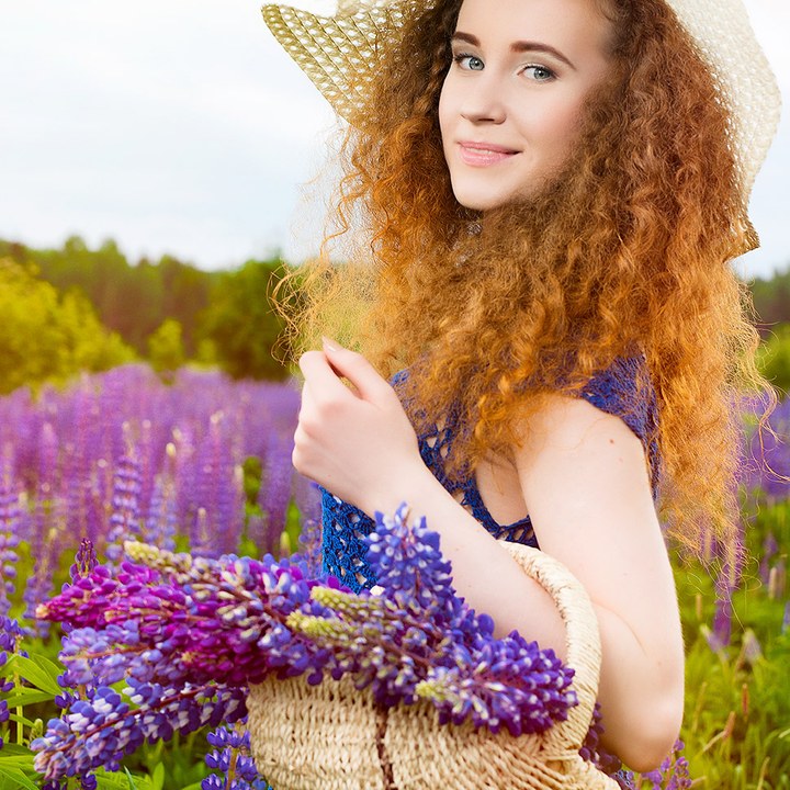 Фотосессия в поле люпинов с кроликом и девушкой