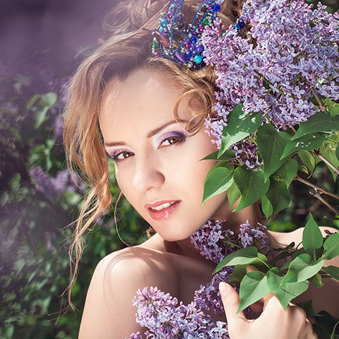 Фотосессия в цветущей сирени
