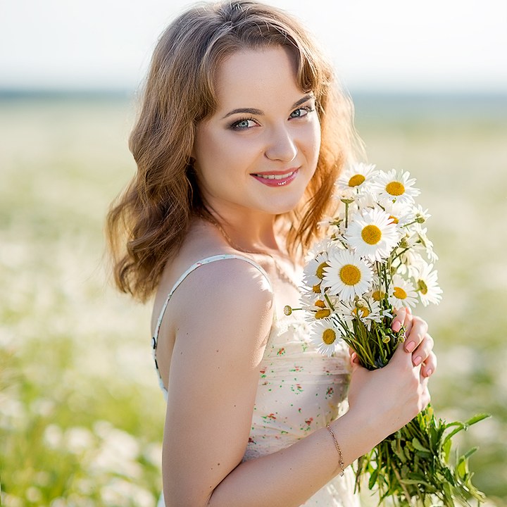 Фотосессия в цветущем ромашковом поле в Кирове