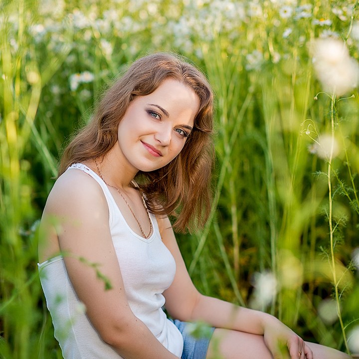 Фотосессия в цветущем ромашковом поле в Кирове