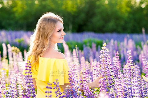 Летняя фотосессия девушки в цветущих люпинах