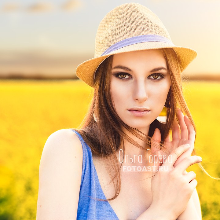 Фотосессия модели в поле с цветами в Кирове