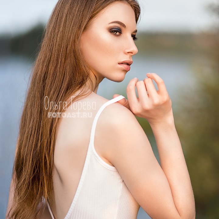 Фотосессия модели в поле с цветами в Кирове
