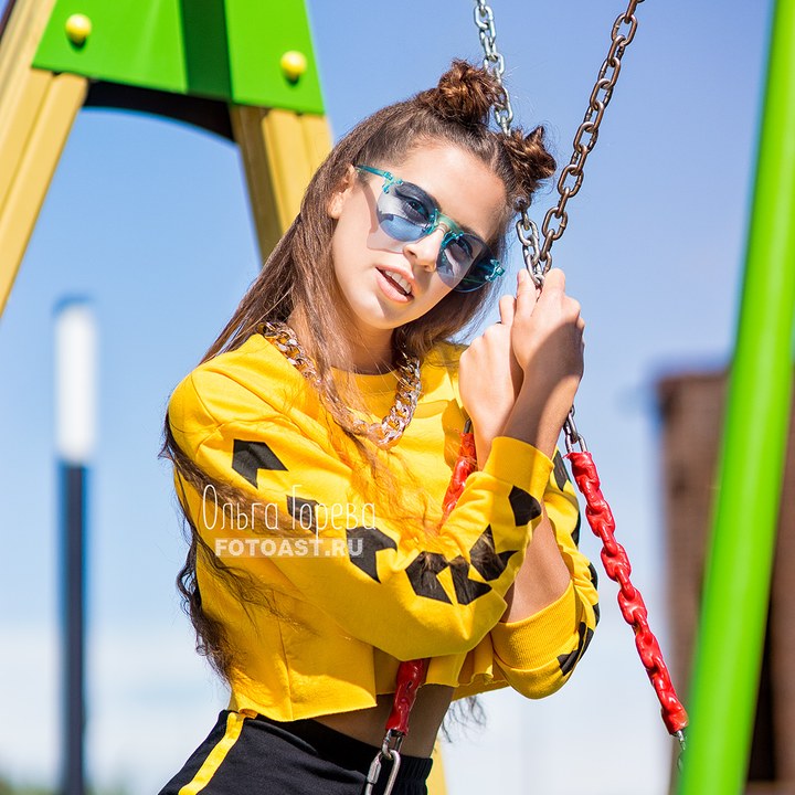 Стильная фотосессия девушки в городе Киров