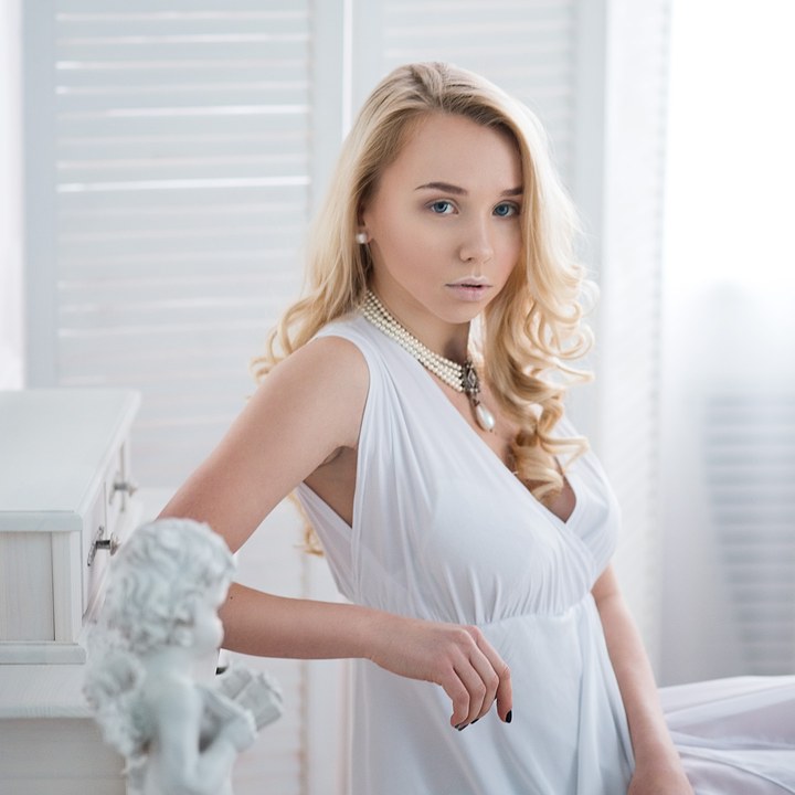 Будуарная фотосессия в студии с естественным светом