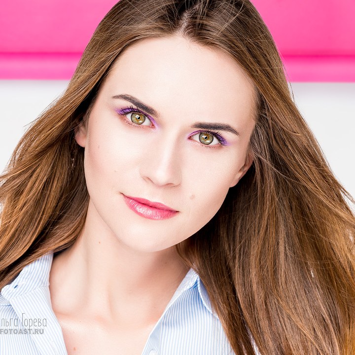 Яркая и цветная студийная фотосессия на фонах девушки в Кирове